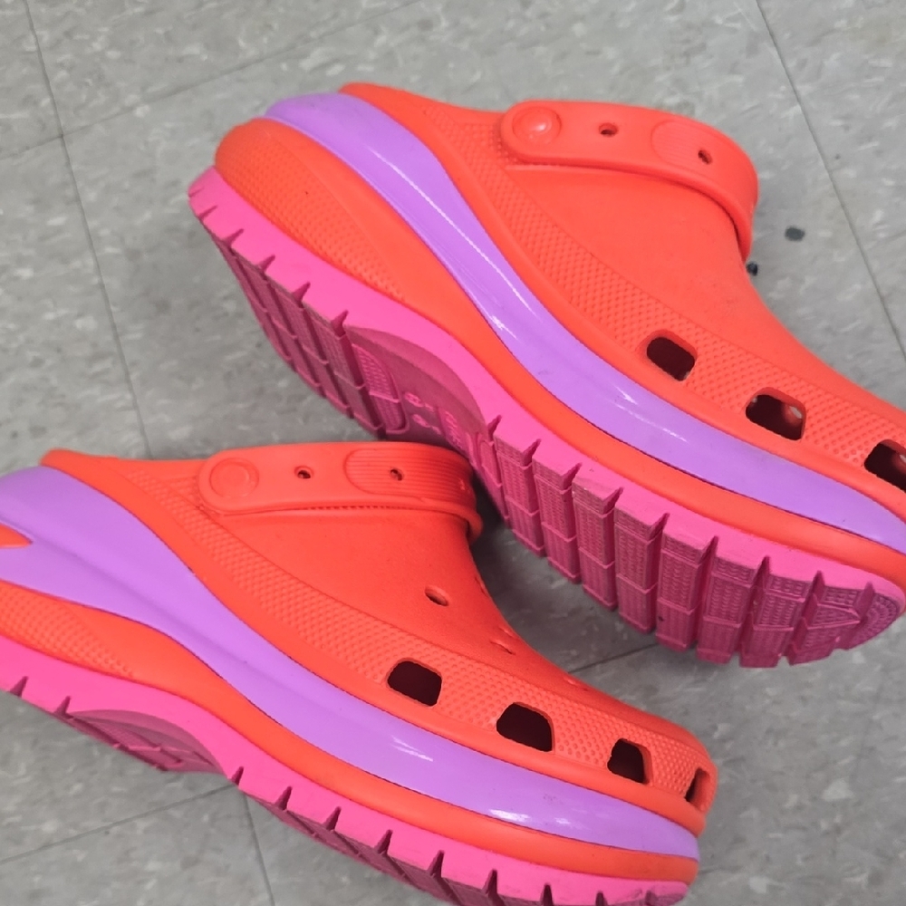 Crocs Size M8 W10 - Picture 3 of 5